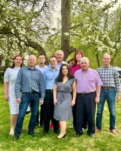 Die Kandidaten im Garten - hier fr die Gemeindevertretung